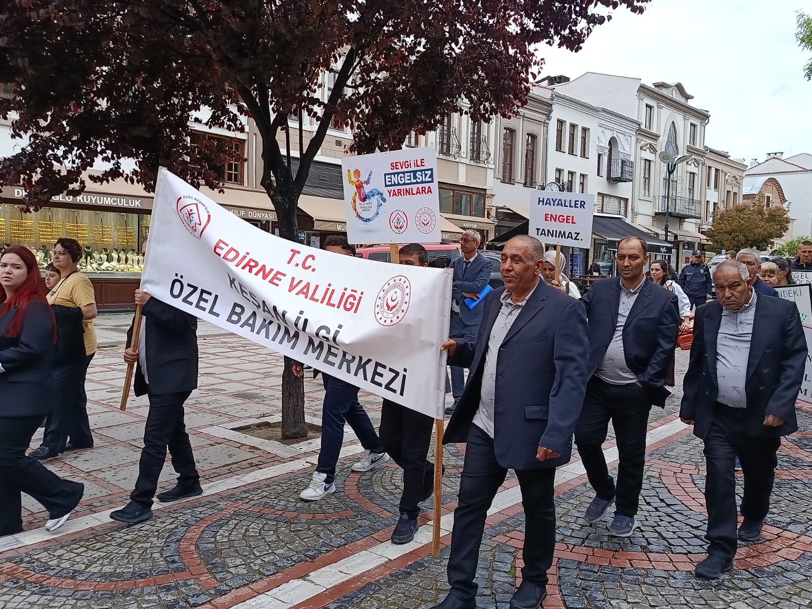 Edirne'de 10-16 Mayıs Engelliler Haftası kapsamında, Aile ve Sosyal Hizmetler İl Müdürlüğü ile kentte faaliyet gösteren engelli sivil toplum kuruluşlarının katılımıyla Atatürk Anıtı'nda çelenk sunma töreni gerçekleştirildi.